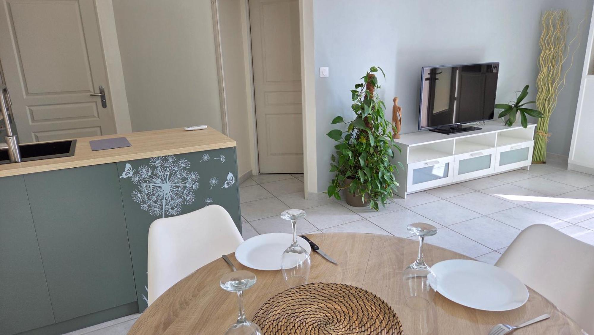 Holiday home Appart Au Calme Avec Acces A La Piscine Partagee De 18H30 A 21H00 Uniquement Orange (Vaucluse)